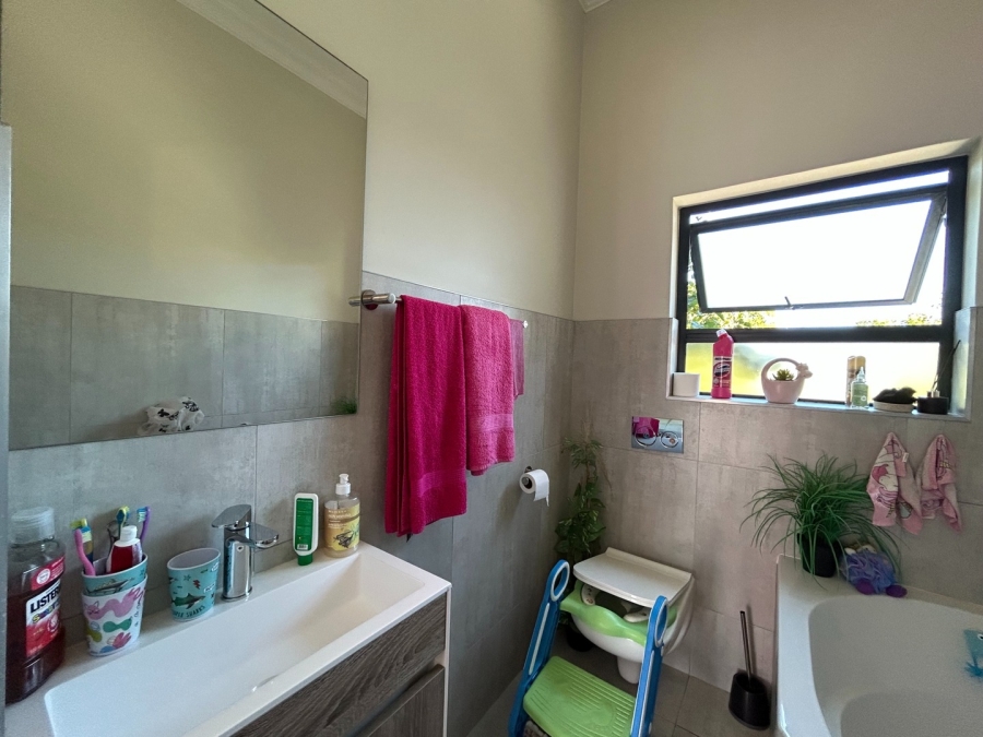 To Let 4 Bedroom Property for Rent in Sandown Western Cape